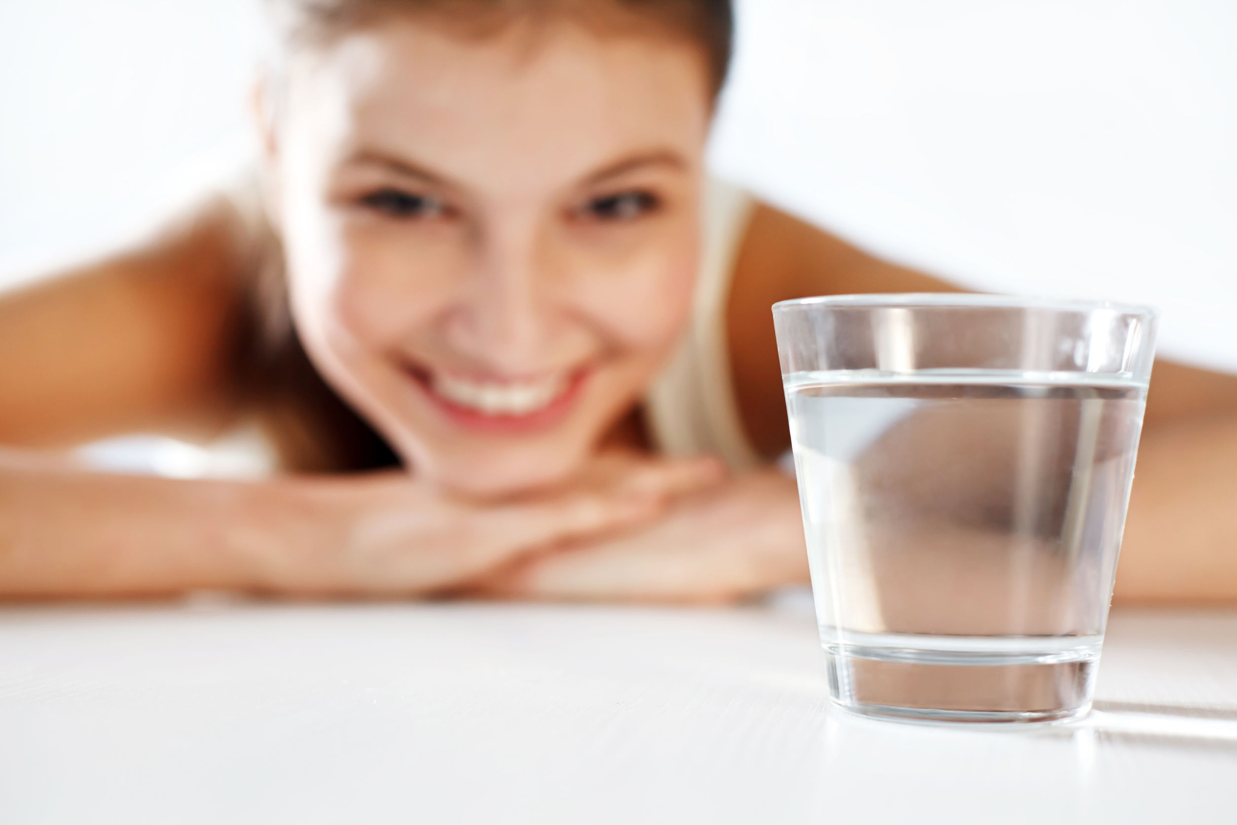 Водный голод. Девушка со стаканом воды. Оздоровительное голодание. Девушка пьет стакан воды. Фотосессия со стаканом воды.