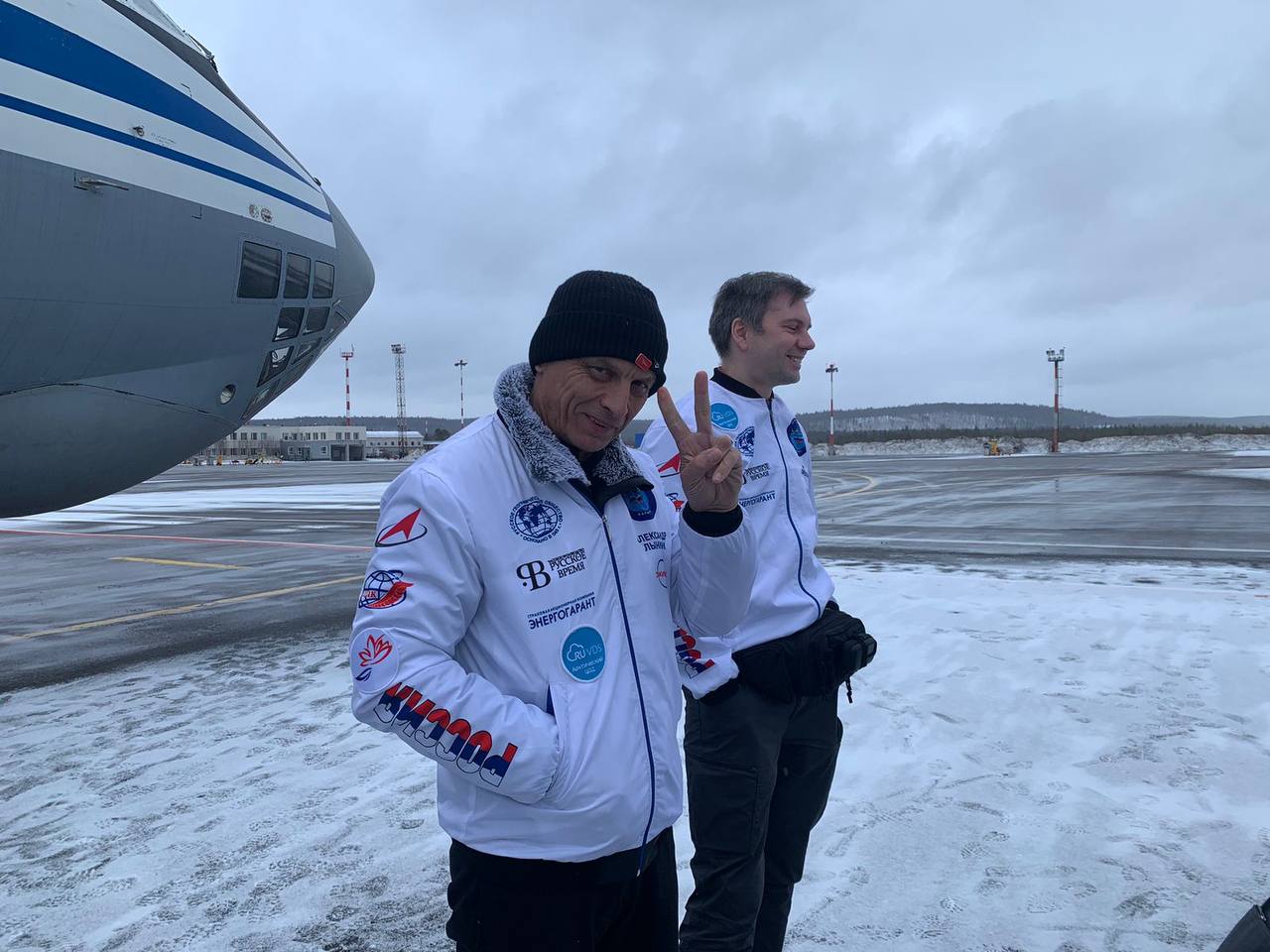 Россияне впервые в мире совершили стратосферный прыжок на Северный полюс